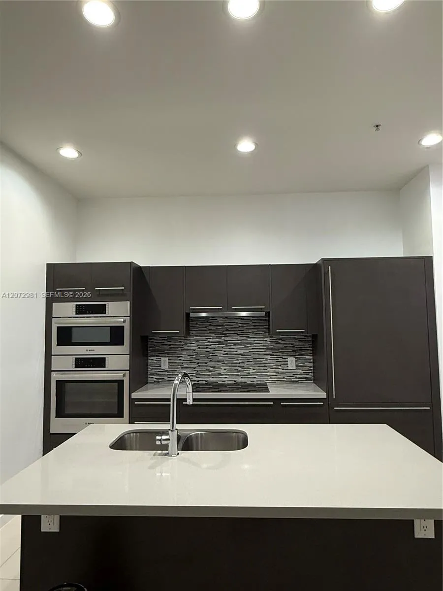 Foto de propiedad en 7661 NW 107th Avenue 813, Doral, FL 33178 Doral con MLS# 