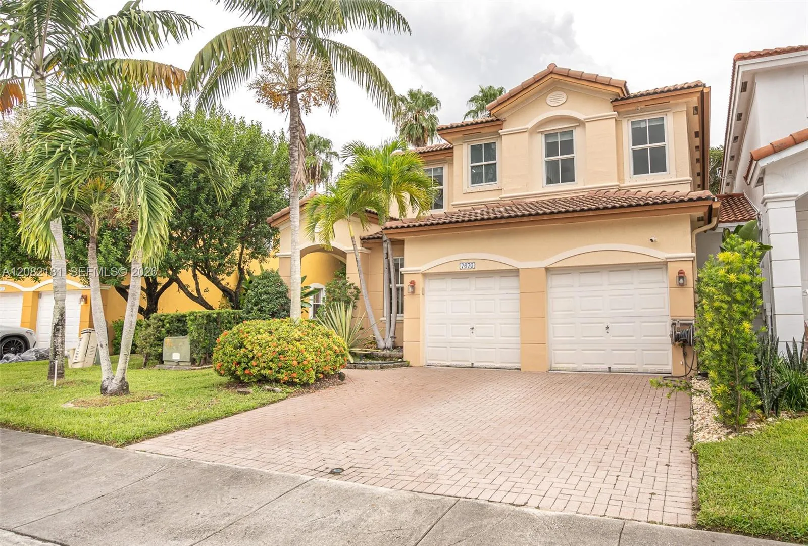 Foto de propiedad en 7670 NW 113th Path, Doral, FL 33178 Doral con MLS# 