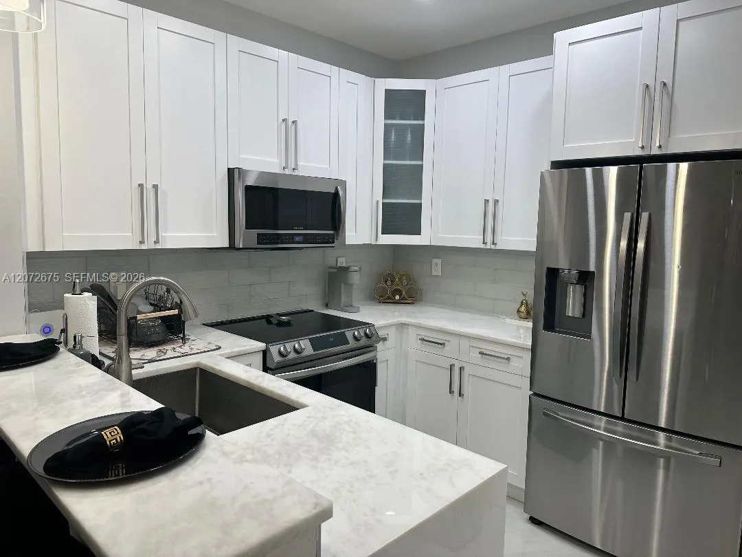 Foto de propiedad en 7690 S Southwood Circle, Davie, FL 33328 Davie con MLS# 