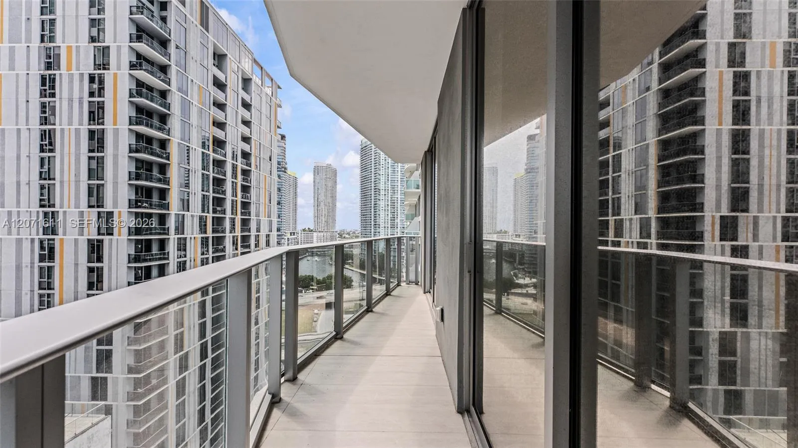 Foto de propiedad en 77 SE 5th Street 1607, Miami, FL 33131 Miami con MLS# 