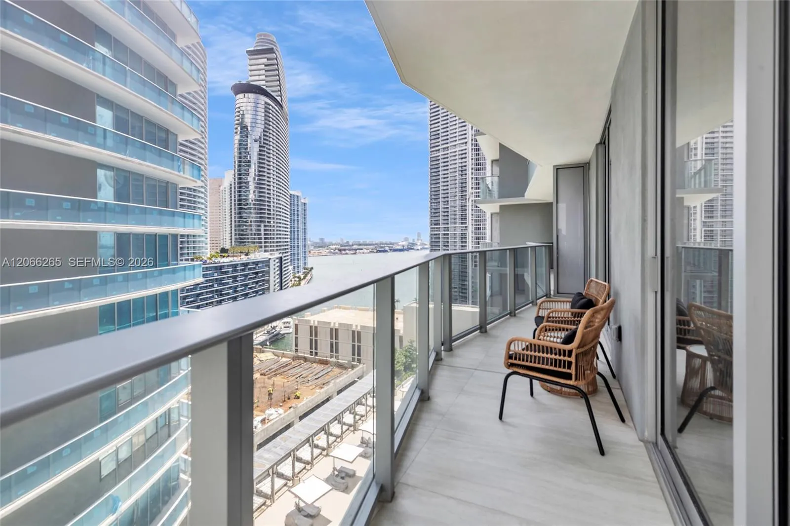 Foto de propiedad en 77 SE 5th Street 2006, Miami, FL 33131 Miami con MLS# 