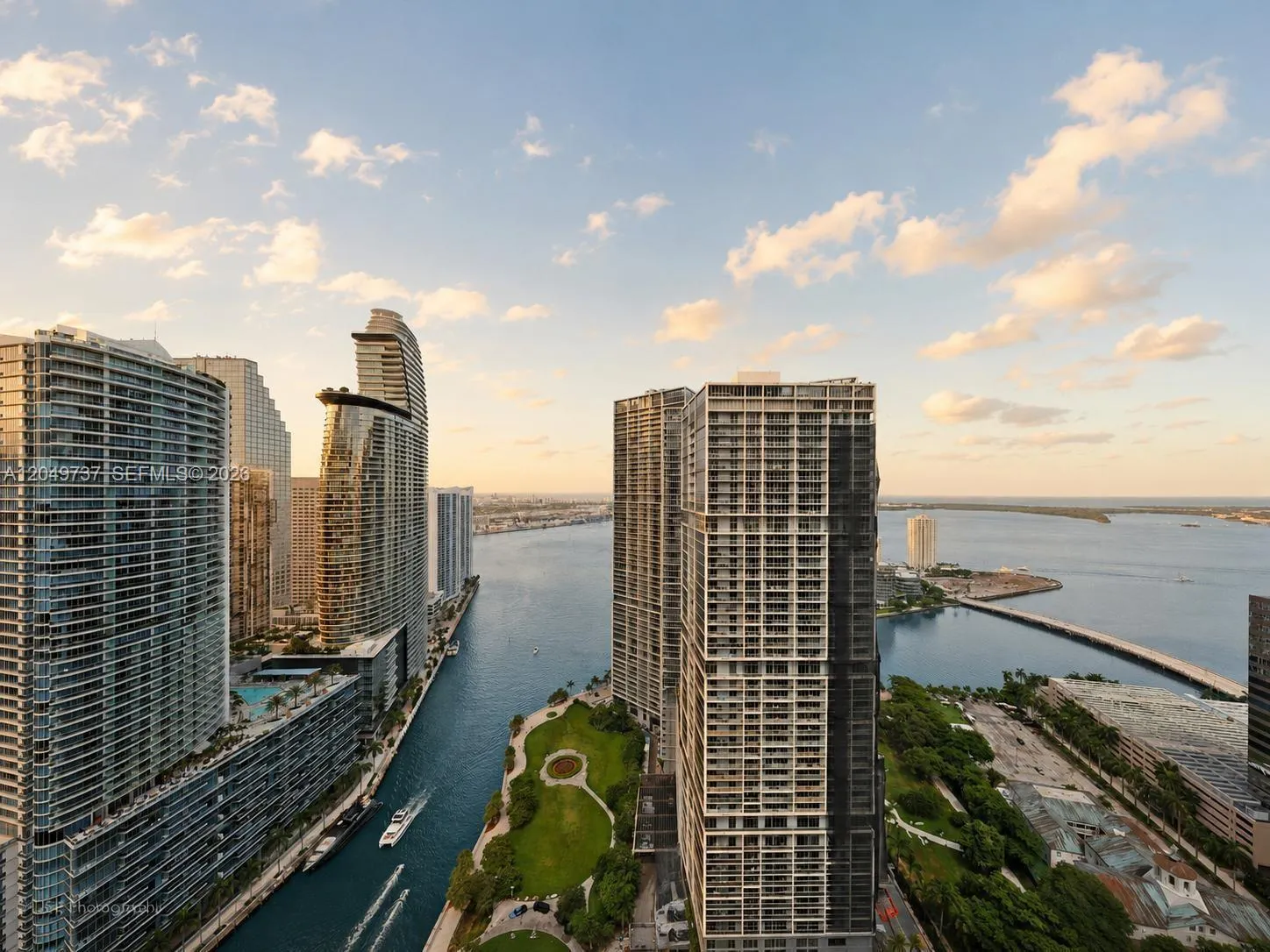 Foto de propiedad en 77 SE 5th Street UPH01, Miami, FL 33131 Miami con MLS# 