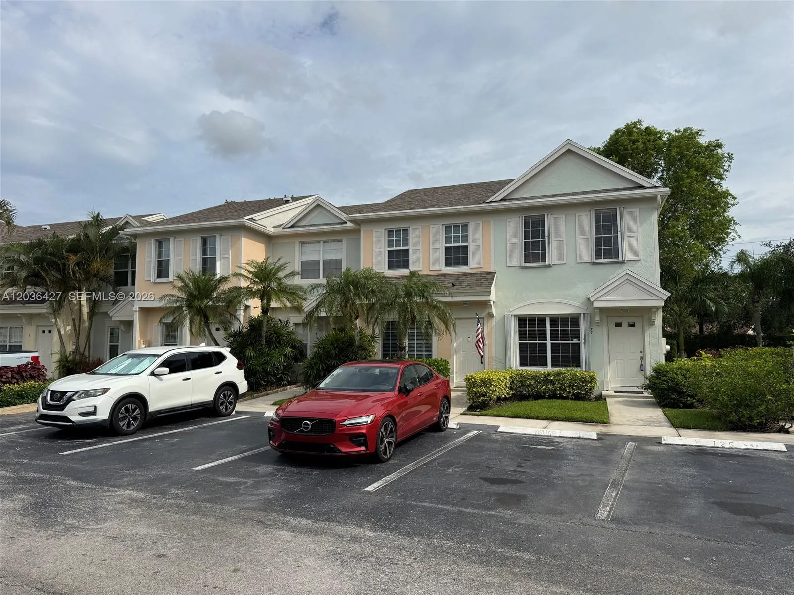 Foto de propiedad en 77 Simonton Creek 77, Weston, FL 33326 Weston con MLS# 