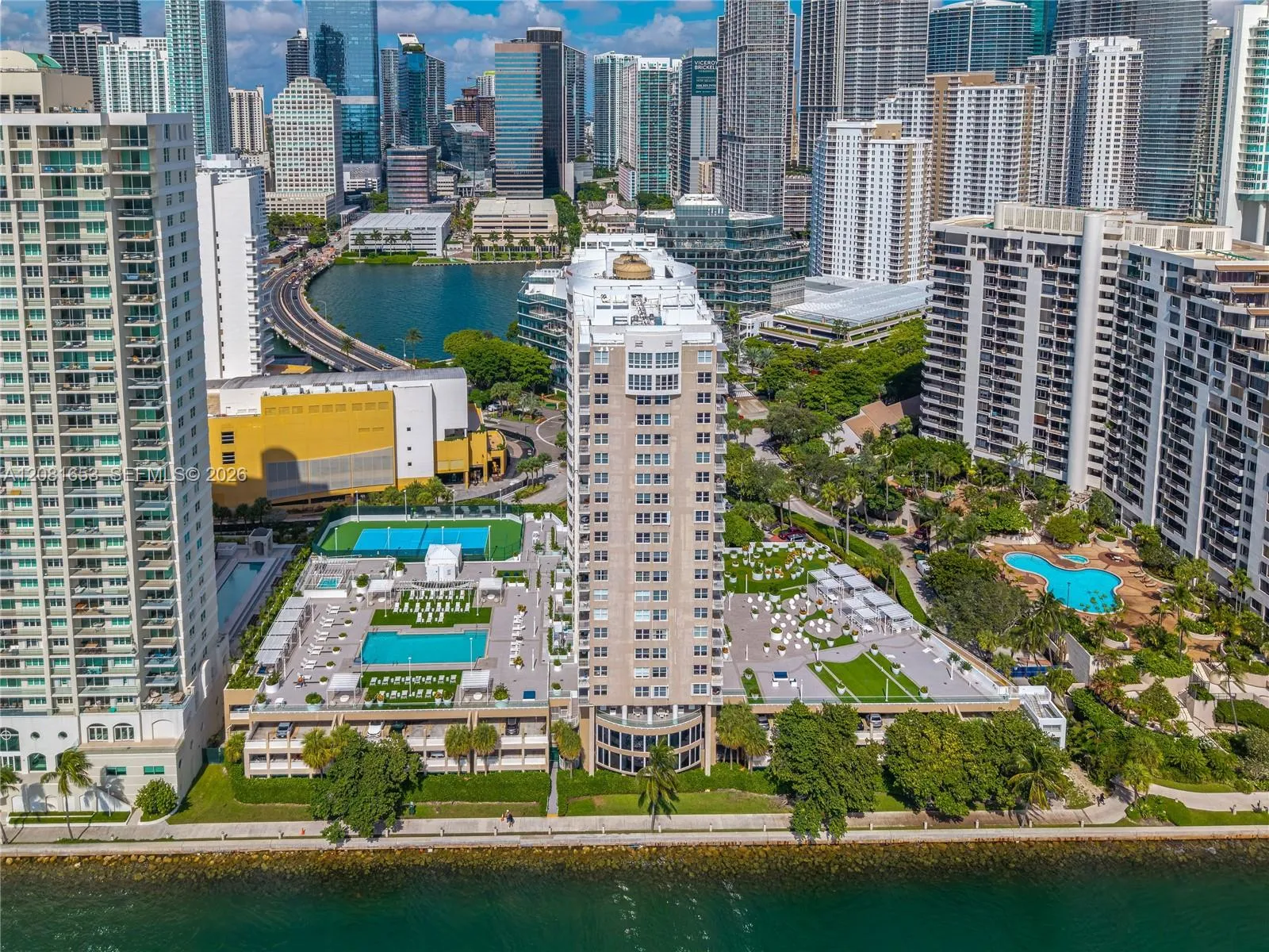 Foto de propiedad en 770 Claughton Island Drive 1603, Miami, FL 33131 Miami con MLS# 