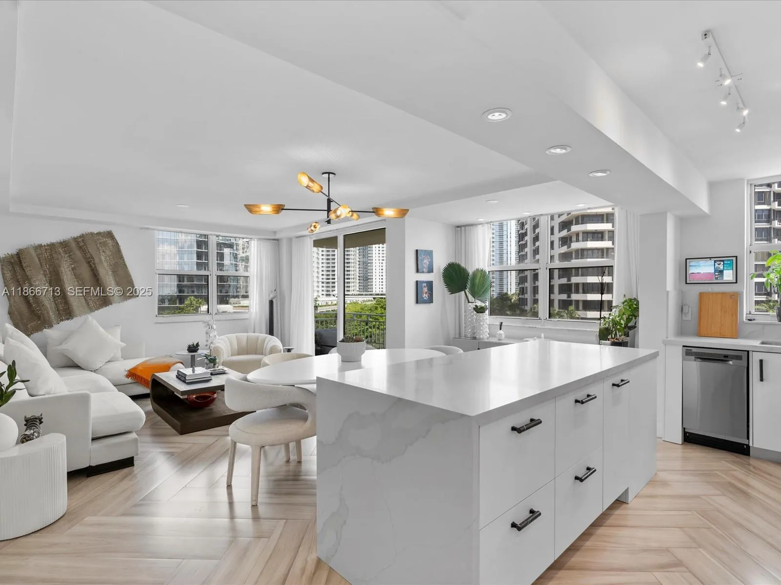 Foto de propiedad en 770 Claughton Island Drive 701, Miami, FL 33131 Miami con MLS# 