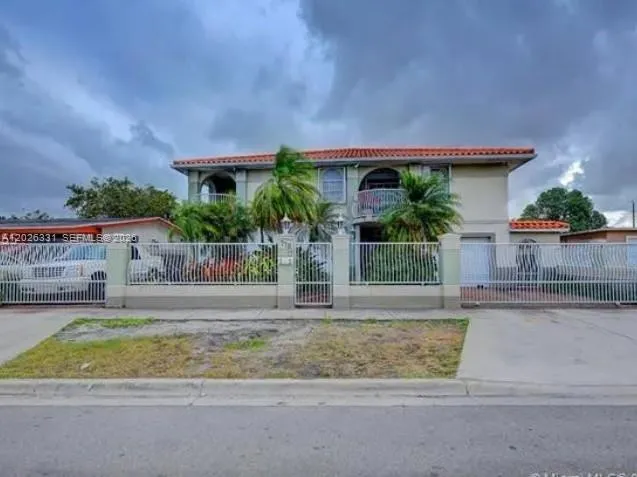Foto de propiedad en 770 E 19th Street A, Hialeah, FL 33013 Hialeah con MLS# 