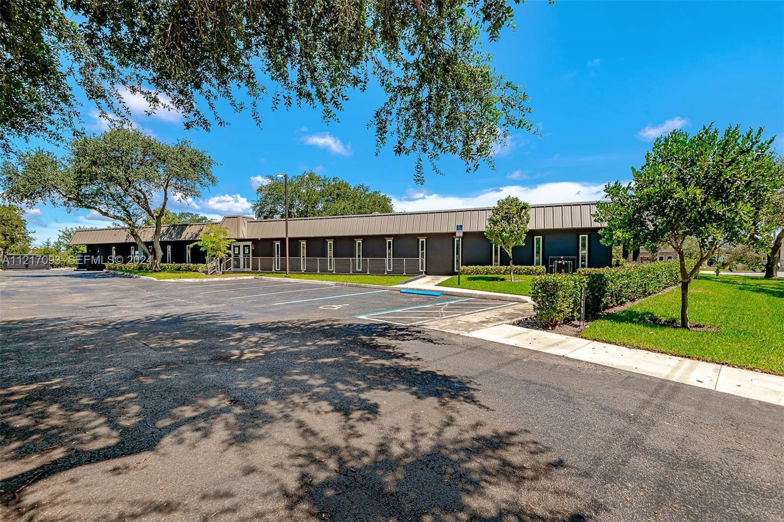 Foto de propiedad en 7700 Davie Road Extension, Hollywood, FL 33024 Hollywood con MLS# 