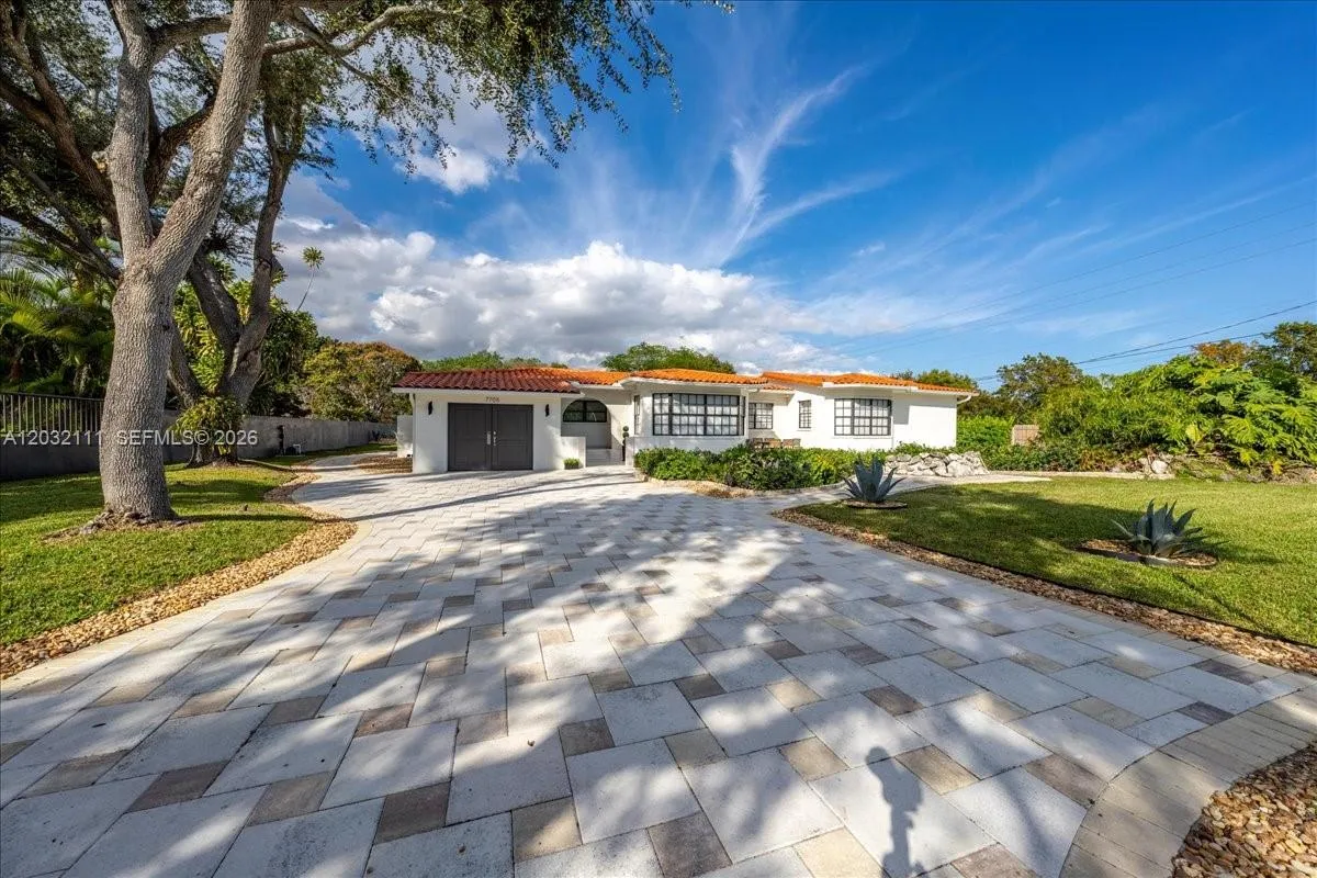 Foto de propiedad en 7705 SW 66th Street 0, Miami, FL 33143 Miami con MLS# 
