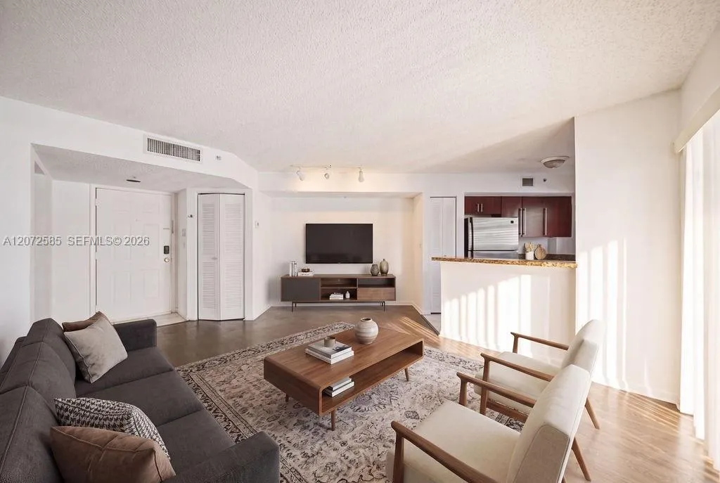 Foto de propiedad en 771 N Pine Island Road 205, Plantation, FL 33324 Plantation con MLS# 