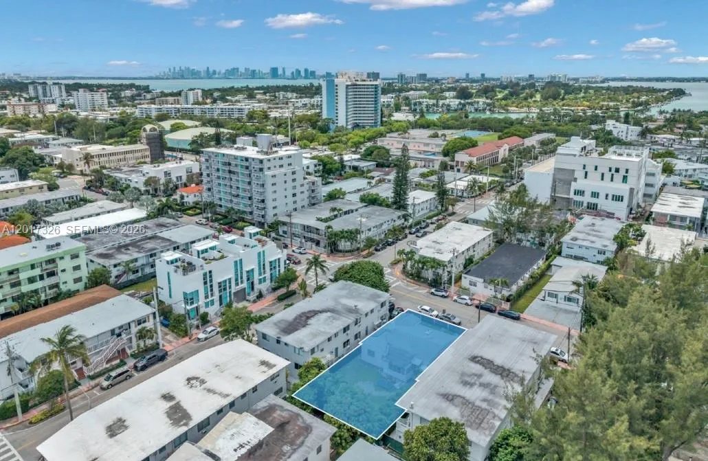 Foto de propiedad en 7711 Carlyle Avenue, Miami Beach, FL 33141 Miami Beach con MLS# 