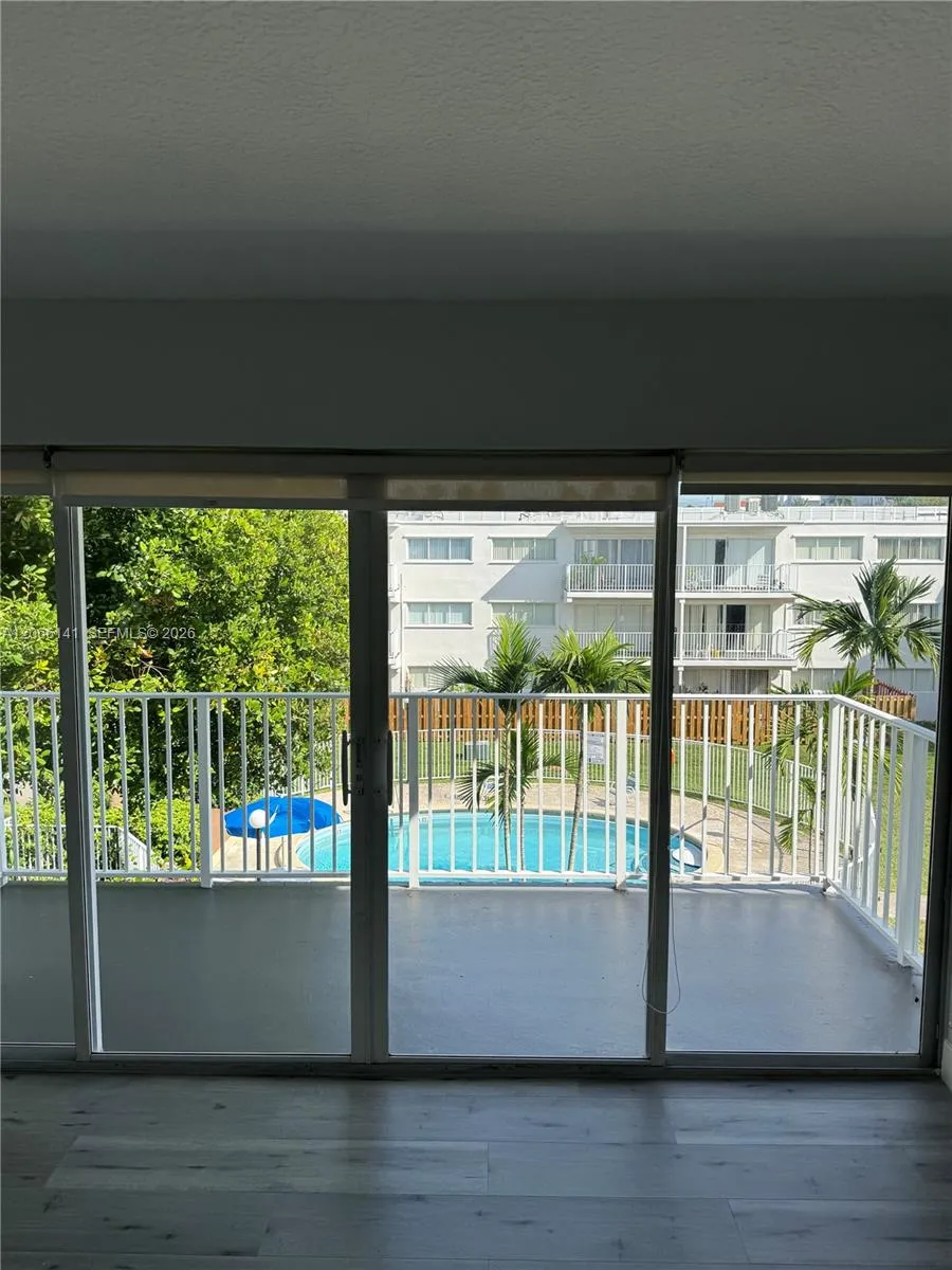 Foto de propiedad en 7713 SW 88th Street A315, Miami, FL 33143 Miami con MLS# 