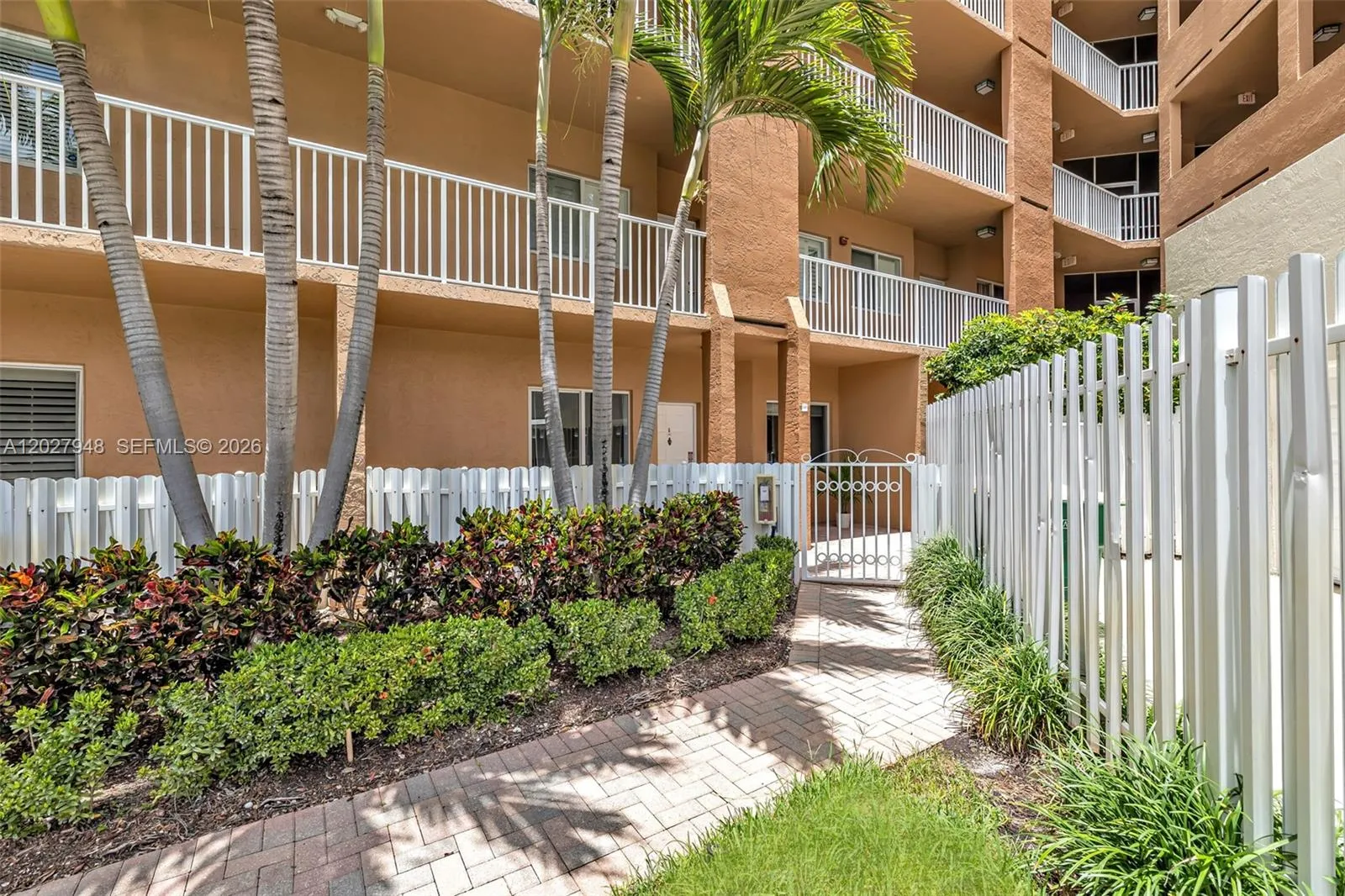 Foto de propiedad en 7715 Yardley Drive 106, Tamarac, FL 33321 Tamarac con MLS# 