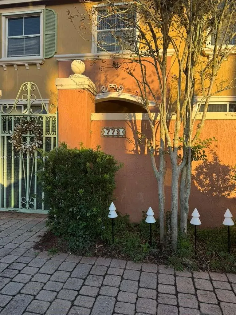 Foto de propiedad en 772 SW 106th Avenue 1910, Pembroke Pines, FL 33025 Pembroke Pines con MLS# 