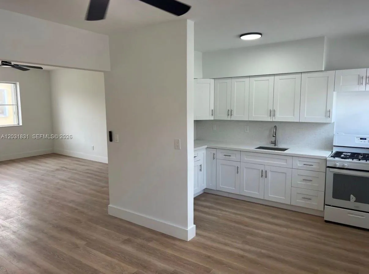 Foto de propiedad en 7730 Byron Avenue 4, Miami Beach, FL 33141 Miami Beach con MLS# 