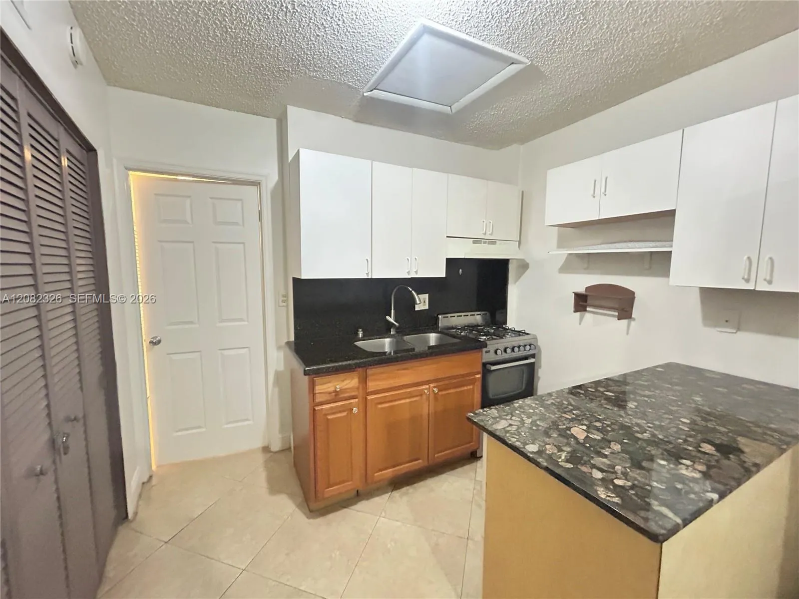 Foto de propiedad en 7730 Johnson Street 1, Pembroke Pines, FL 33024 Pembroke Pines con MLS# 
