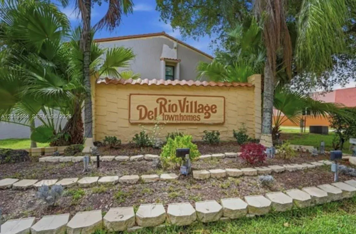 Foto de propiedad en 7732 Balboa Street 1/2, Sunrise, FL 33351 Sunrise con MLS# 