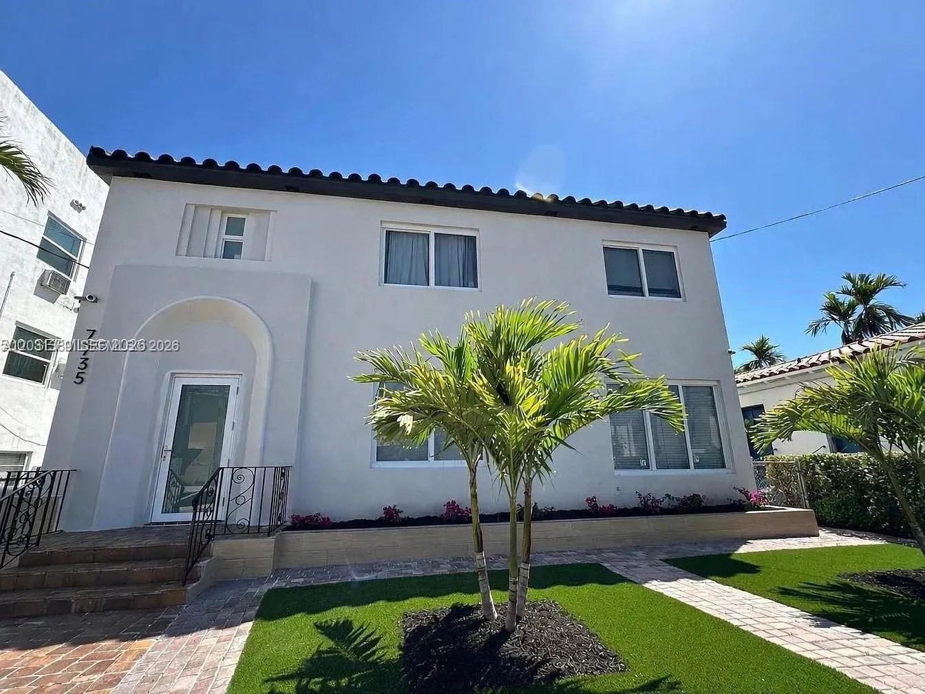 Foto de propiedad en 7735 Byron Avenue 2, Miami Beach, FL 33141 Miami Beach con MLS# 