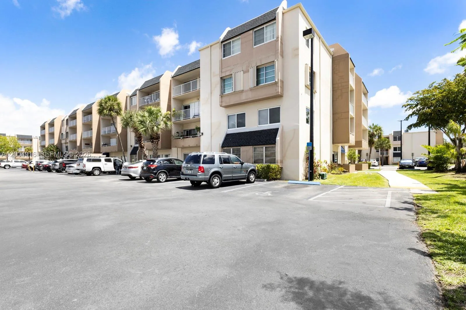Foto de propiedad en 7747 SW 86th Street D-205, Miami, FL 33143 Miami con MLS# 
