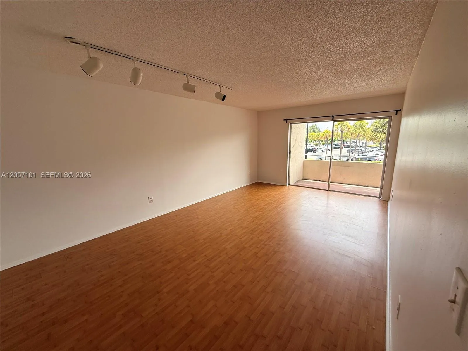 Alquilada 7747 SW 86th Street D-208, Miami, FL 33143, Miami, FL 33143