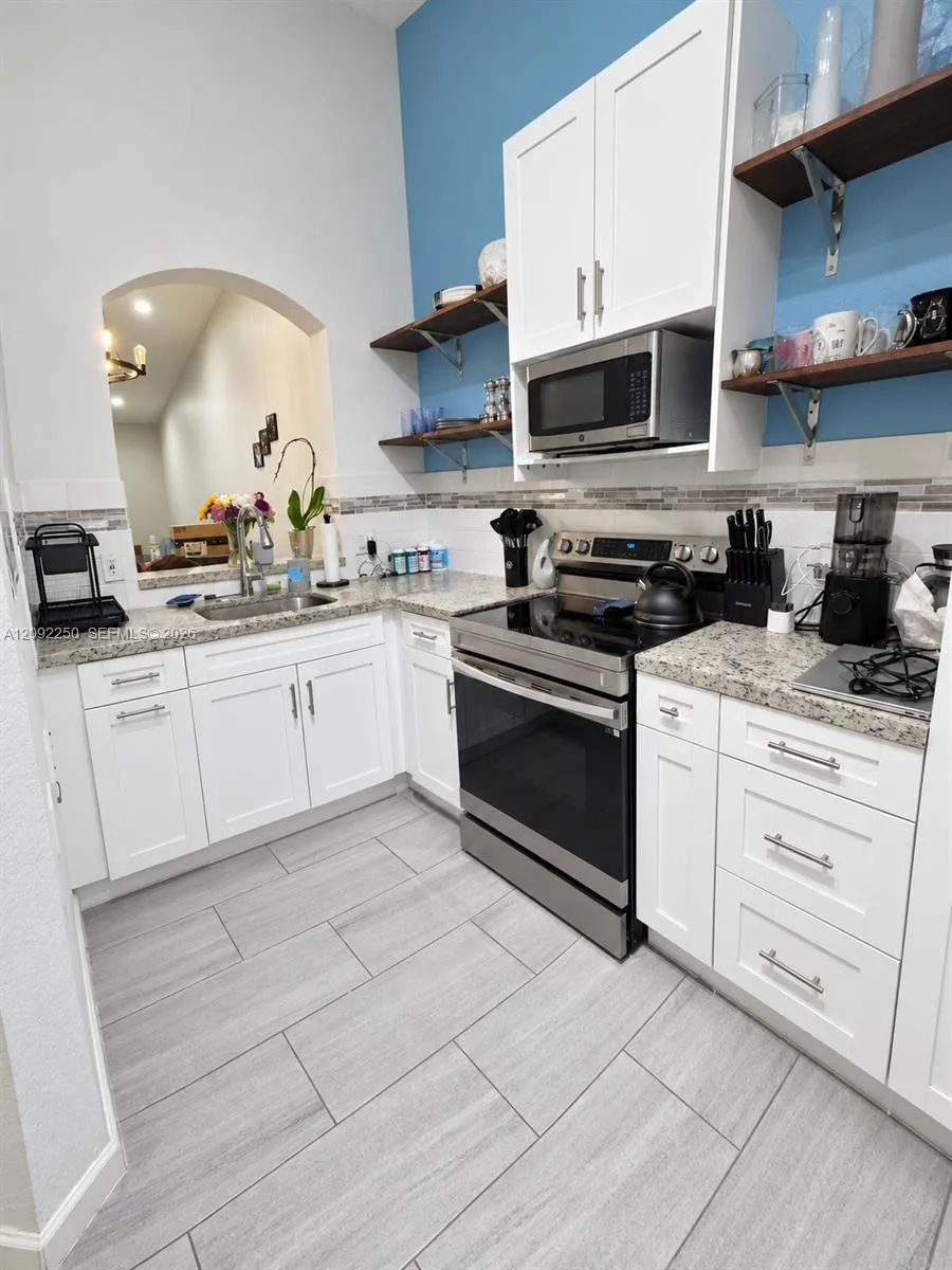 Foto de propiedad en 7760 NW 22nd Street 205, Pembroke Pines, FL 33024 Pembroke Pines con MLS# 
