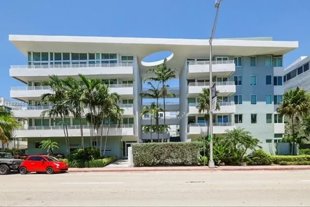Foto de propiedad en 7800 Collins Avenue 203, Miami Beach, FL 33141 Miami Beach con MLS# 
