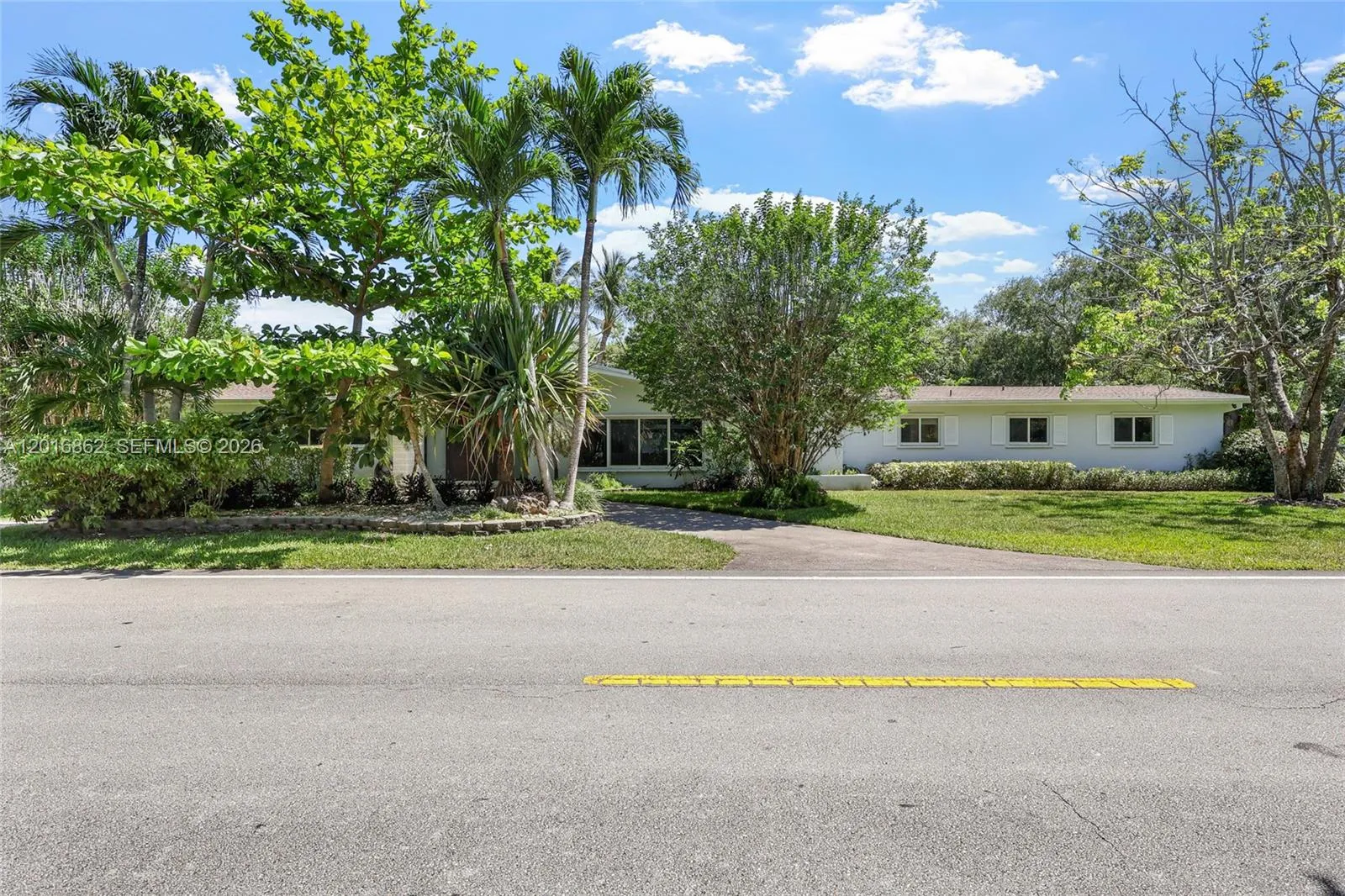 Foto de propiedad en 7800 SW 132nd Street, Pinecrest, FL 33156 Pinecrest con MLS# 