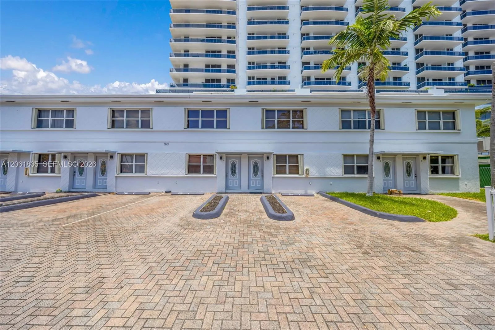 Foto de propiedad en 7801 Hispanola Avenue 4, North Bay Village, FL 33141 North Bay Village con MLS# 