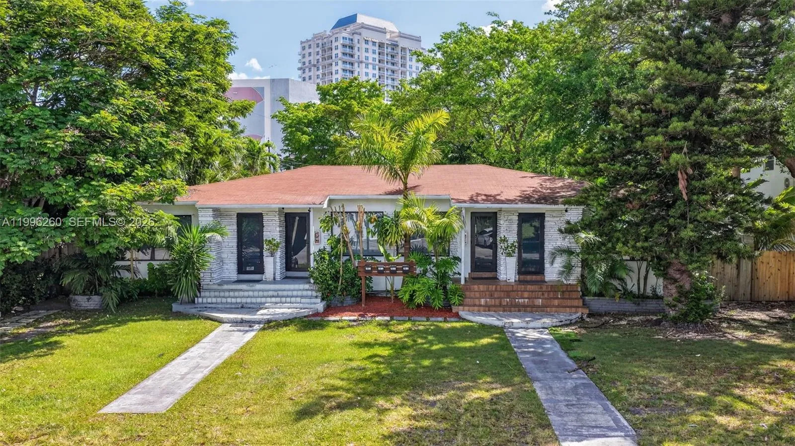 Foto de propiedad en 7811 NE 10th Court, Miami, FL 33138 Miami con MLS# 
