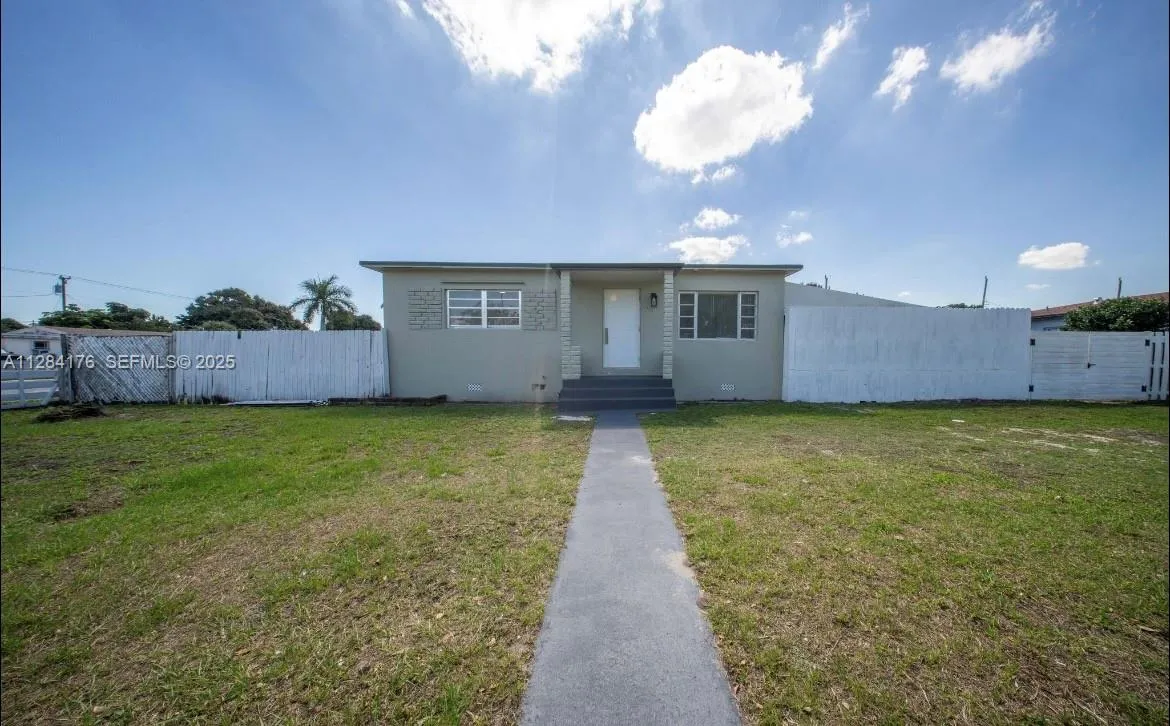 Foto de propiedad en 782 E 37th Street, Hialeah, FL 33013 Hialeah con MLS# 