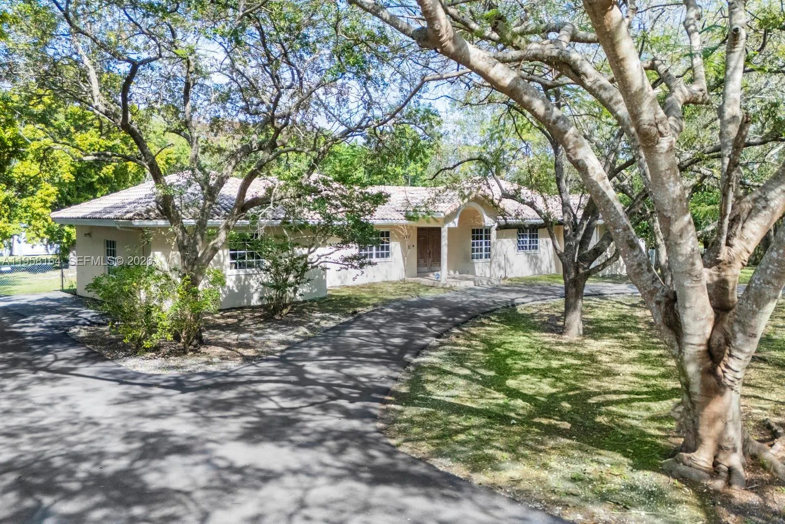 Foto de propiedad en 7821 SW 129th Terrace, Pinecrest, FL 33156 Pinecrest con MLS# 