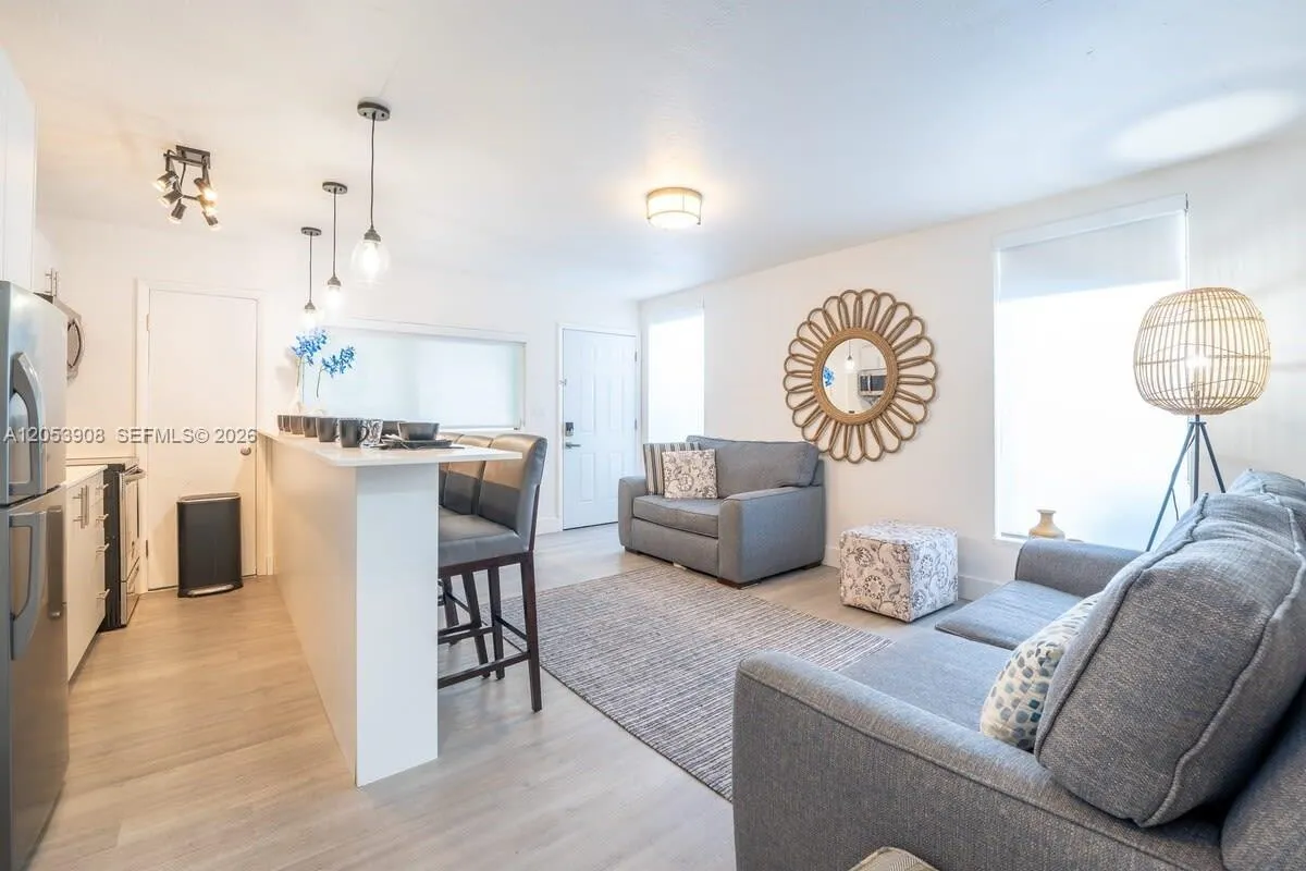 Foto de propiedad en 7830 Abbott Avenue 3, Miami Beach, FL 33141 Miami Beach con MLS# 