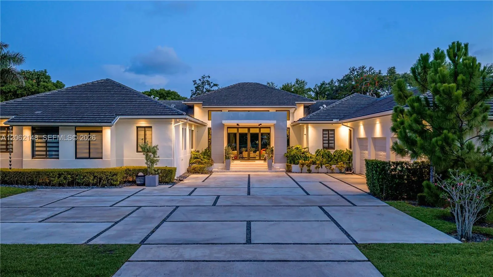 Foto de propiedad en 7830 SW 117th Street, Pinecrest, FL 33156 Pinecrest con MLS# 