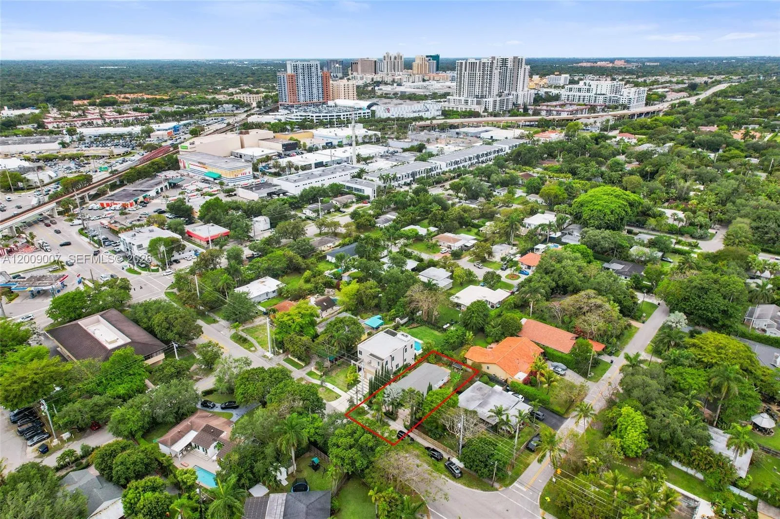 Foto de propiedad en 7840 SW 67th Avenue, South Miami, FL 33143 South Miami con MLS# 