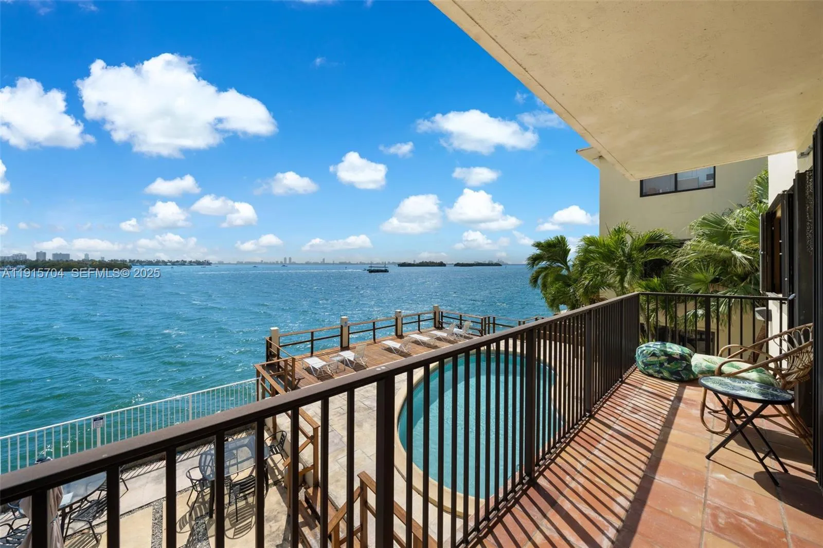 Foto de propiedad en 7845 NE Bayshore Court 10, Miami, FL 33138 Miami con MLS# 