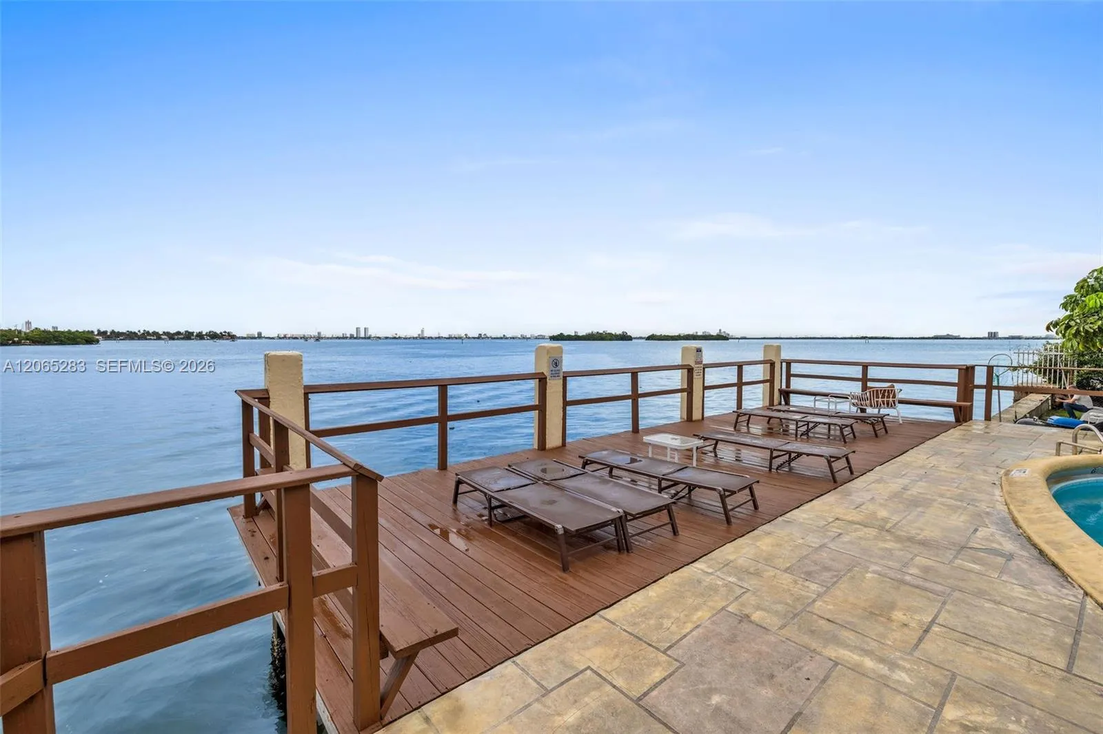 Foto de propiedad en 7845 NE Bayshore Court 12, Miami, FL 33138 Miami con MLS# 