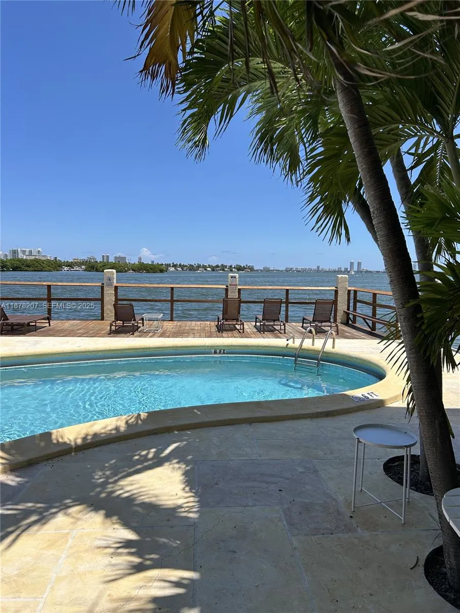 Foto de propiedad en 7845 NE Bayshore Court 20, Miami, FL 33138 Miami con MLS# 