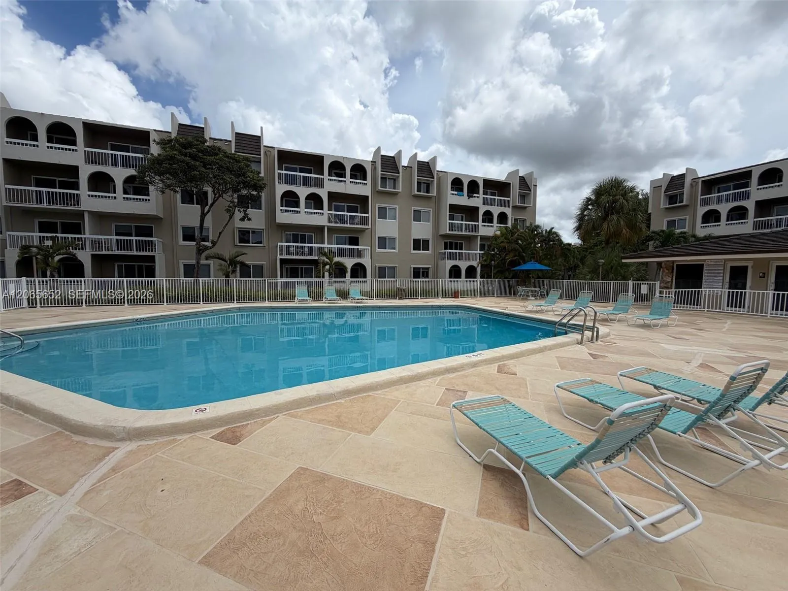 Foto de propiedad en 7850 Camino Real O-401, Miami, FL 33143 Miami con MLS# 