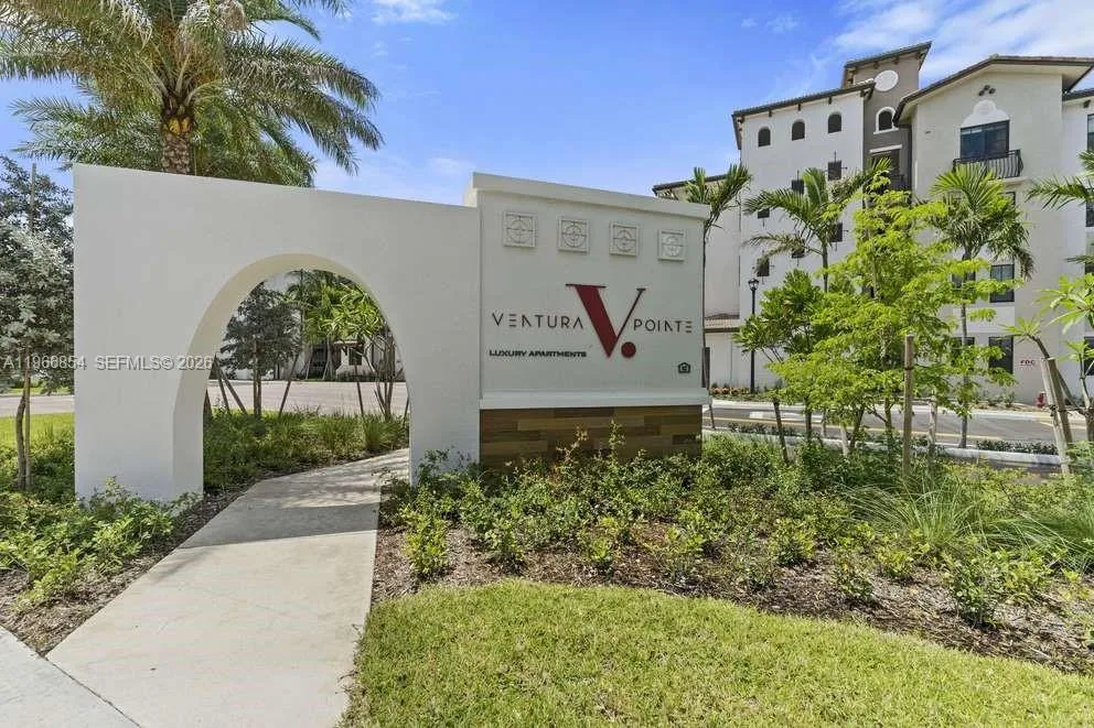 Foto de propiedad en 7850 Pasadena Boulevard A1, Pembroke Pines, FL 33024 Pembroke Pines con MLS# 