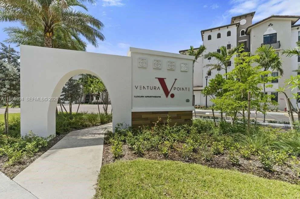 Foto de propiedad en 7850 Pasadena Boulevard B1, Pembroke Pines, FL 33024 Pembroke Pines con MLS# 