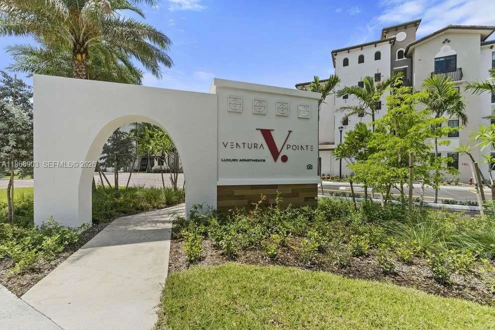 Foto de propiedad en 7850 Pasadena Boulevard B2, Pembroke Pines, FL 33024 Pembroke Pines con MLS# 