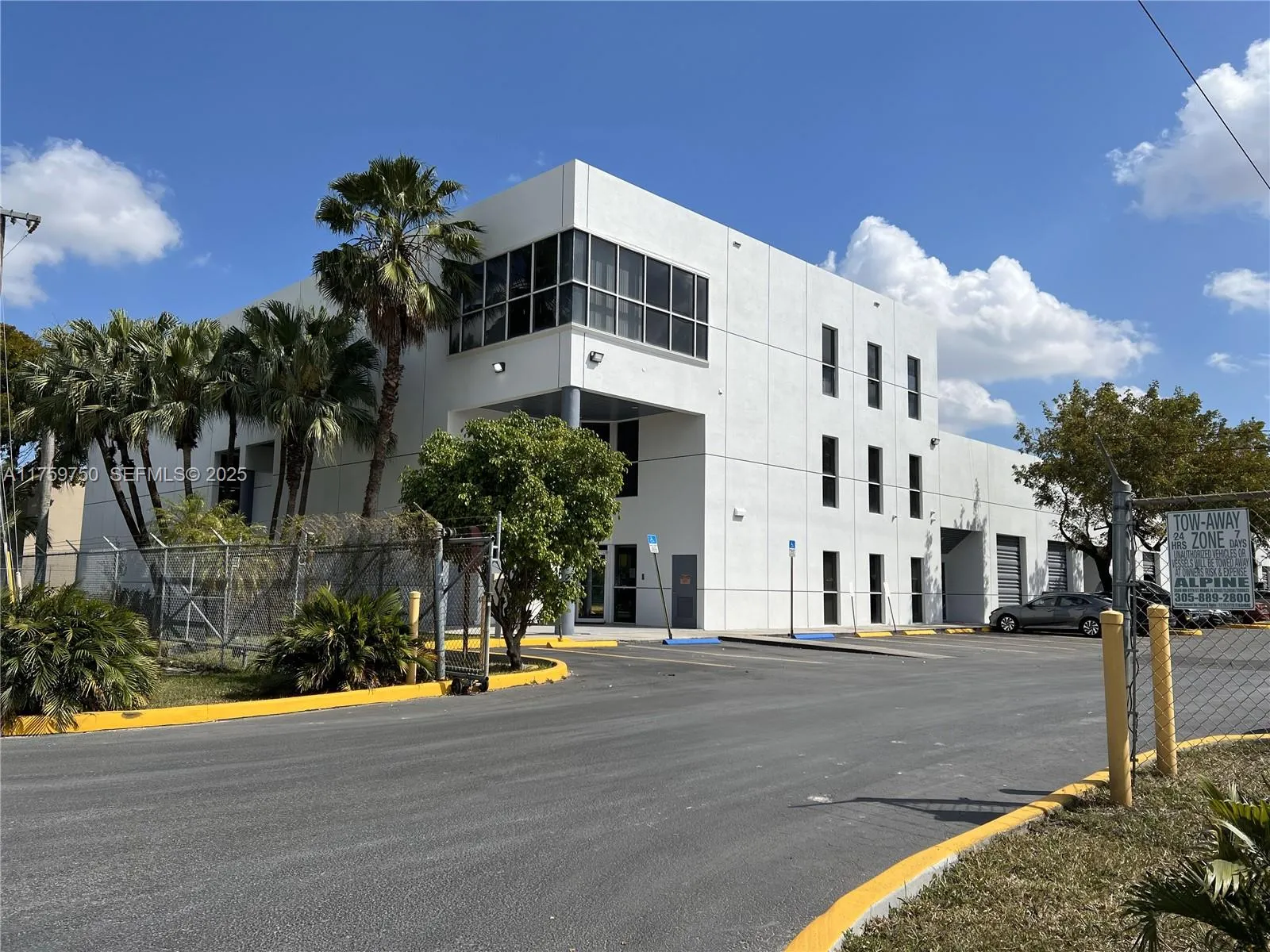 Foto de propiedad en 7860 NW 71st Street, Medley, FL 33166 Medley con MLS# 