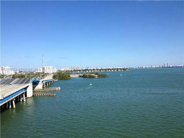 Foto de propiedad en 7899 NE Bayshore Court 4E, Miami, FL 33138 Miami con MLS# 
