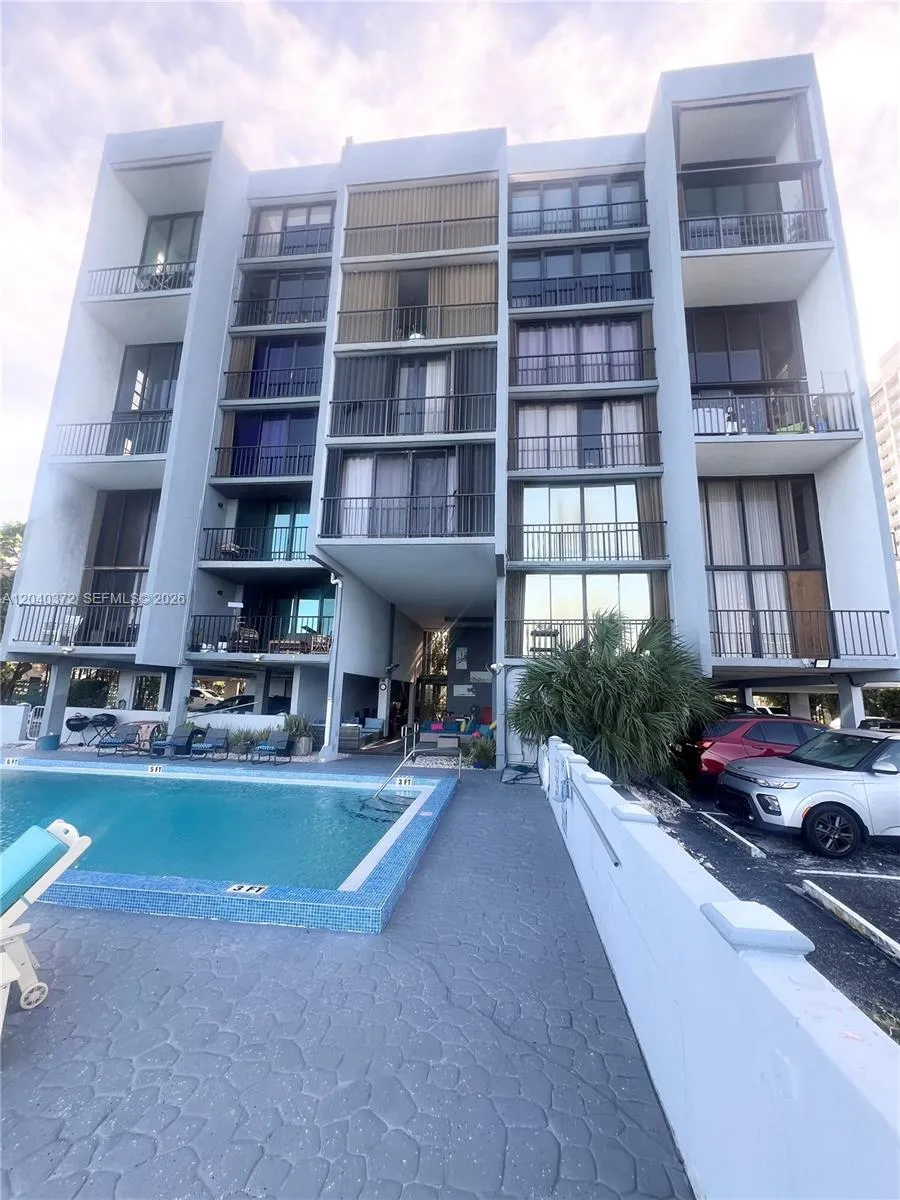 Foto de propiedad en 7899 NE Bayshore Court 6A, Miami, FL 33138 Miami con MLS# 