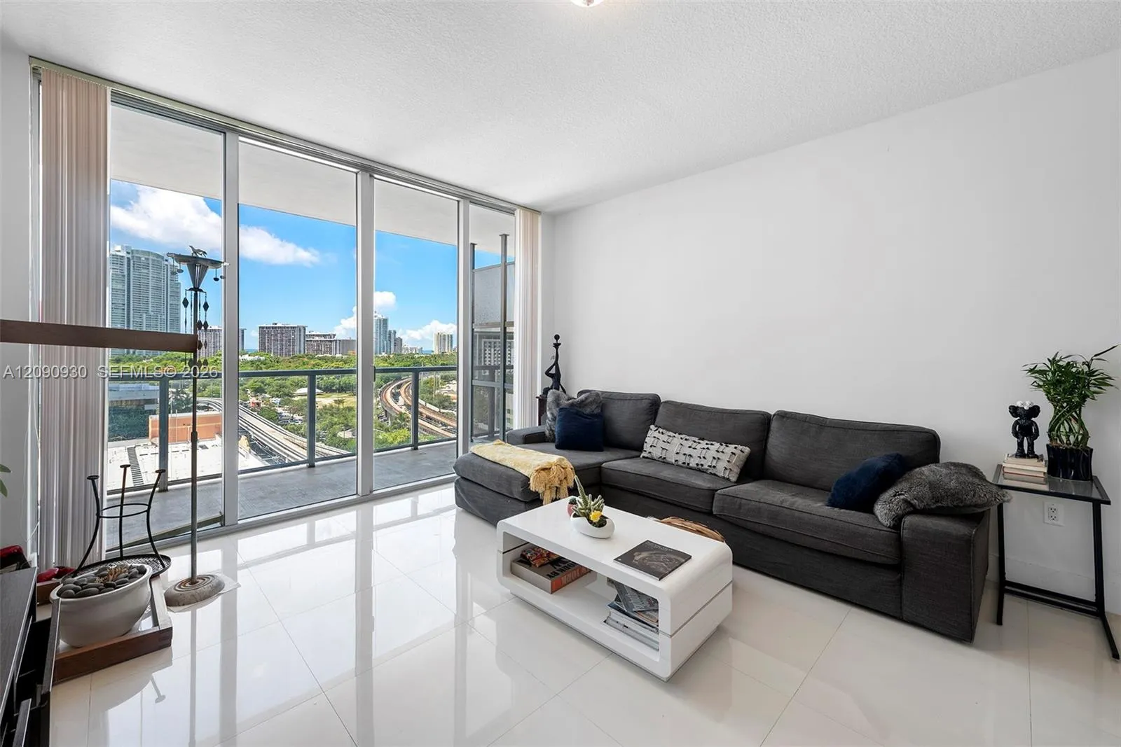 Foto de propiedad en 79 SW 12 Street 1202-S, Miami, FL 33130 Miami con MLS# 