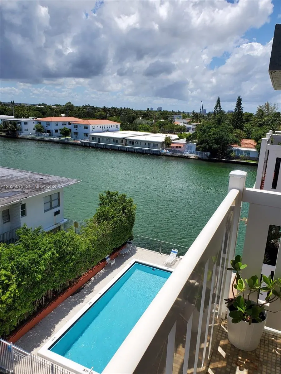 Foto de propiedad en 7900 Tatum Waterway Drive 502, Miami Beach, FL 33141 Miami Beach con MLS# 