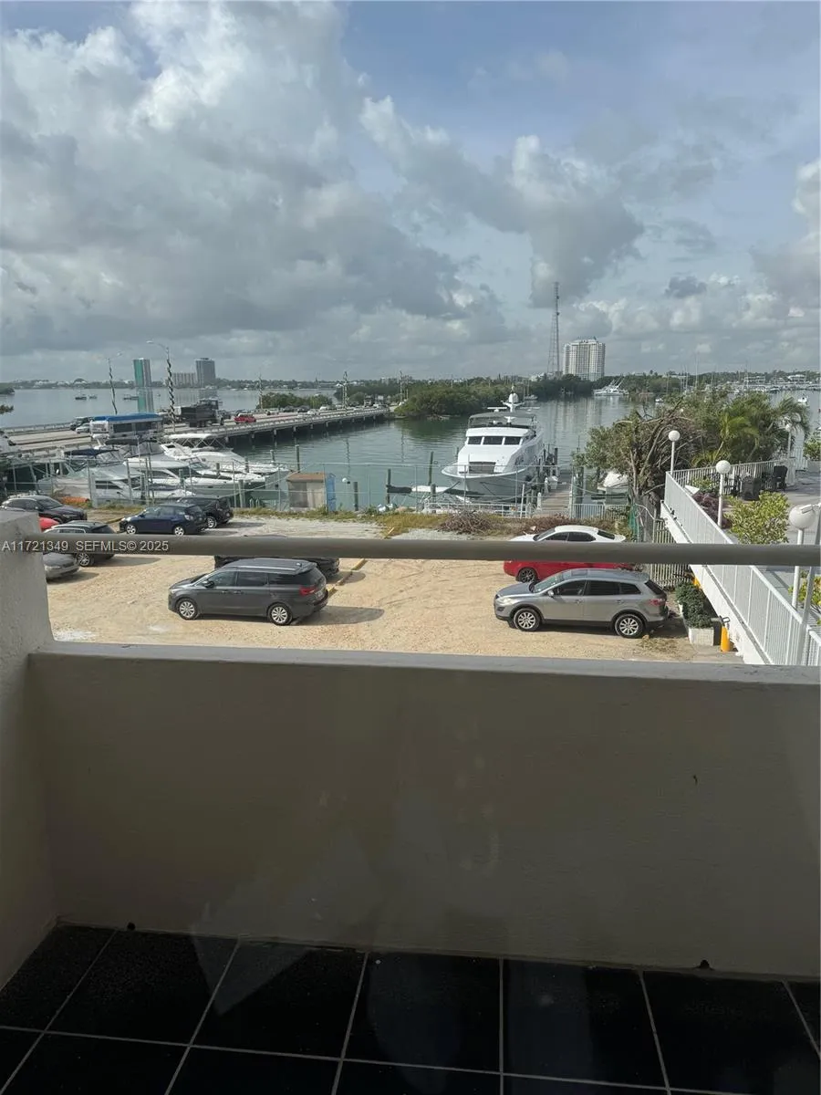 Foto de propiedad en 7904 West Drive 204, North Bay Village, FL 33141 North Bay Village con MLS# 
