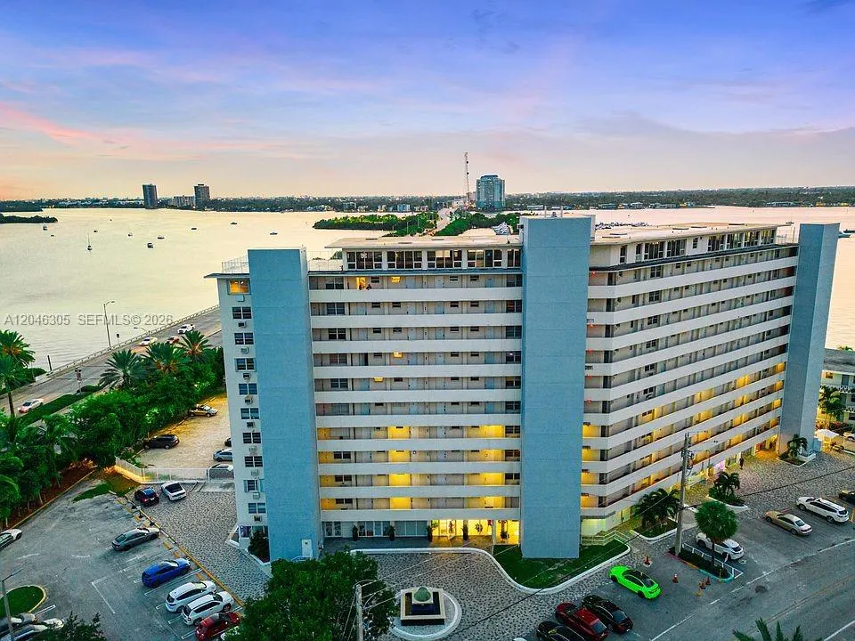 Foto de propiedad en 7904 West Drive 214, North Bay Village, FL 33141 North Bay Village con MLS#