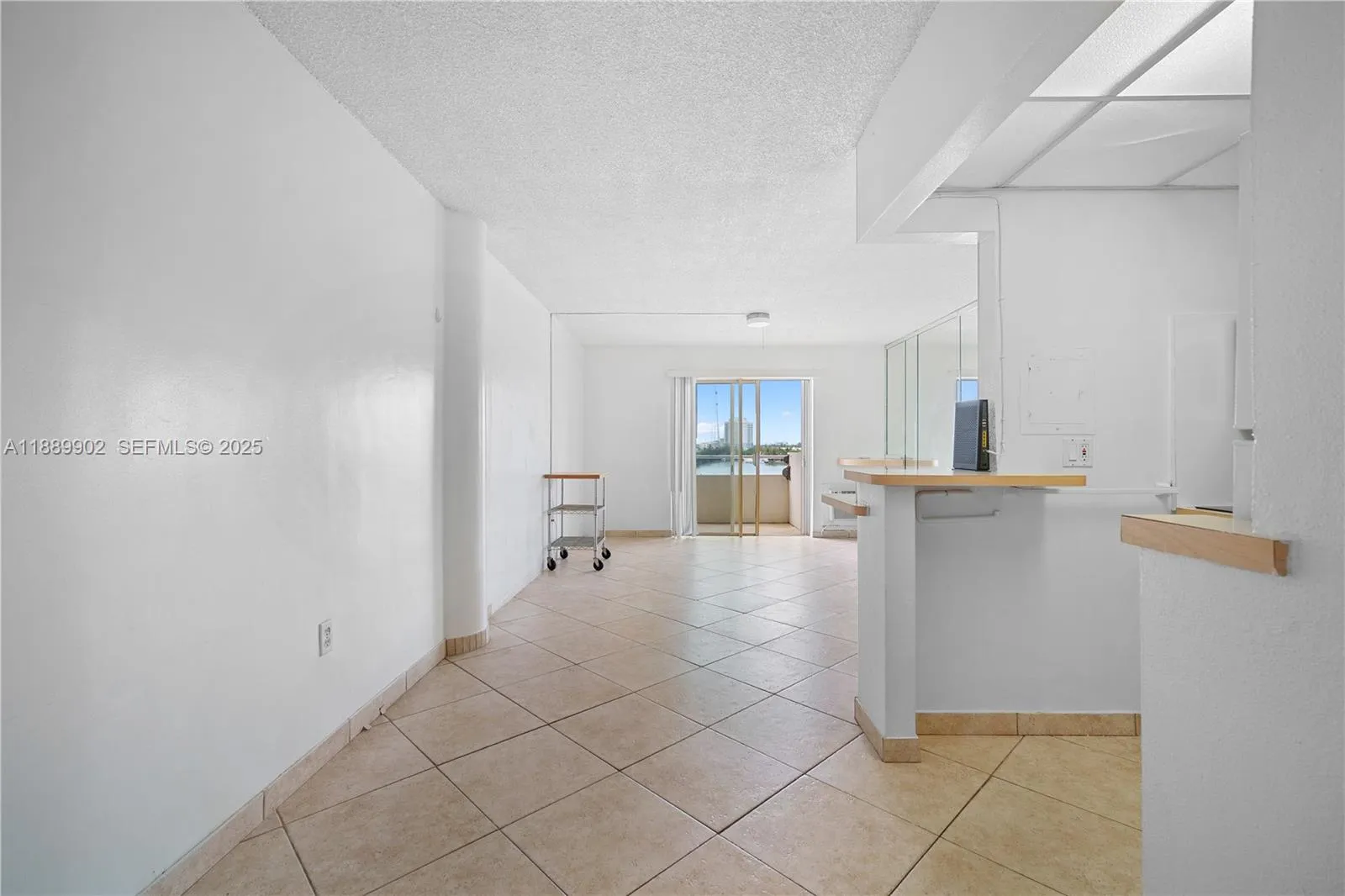 Foto de propiedad en 7904 West Drive 405, North Bay Village, FL 33141 North Bay Village con MLS# 