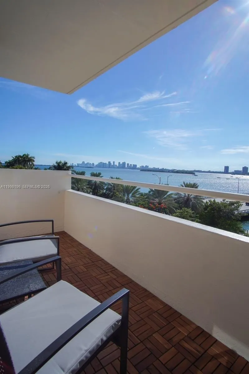 Foto de propiedad en 7904 West Drive 501, North Bay Village, FL 33141 North Bay Village con MLS# 