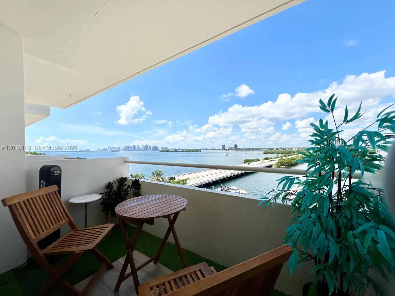 Foto de propiedad en 7904 West Drive 705, North Bay Village, FL 33141 North Bay Village con MLS# 